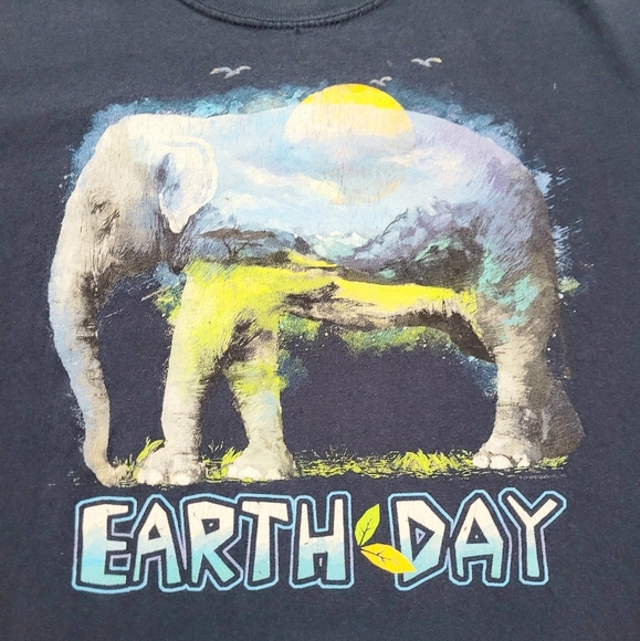 Gildan Earth Day T-Shirt Medium Blue Elephant Nature Graphic Tee 100% Cotton - Picture 2 of 9